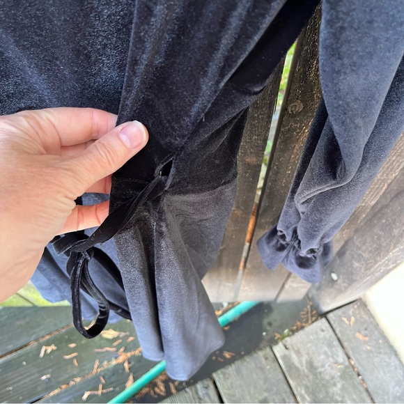 SukiSo Short Ruffle Black Velvet Wrap Dress Sz L - Picture 7 of 15